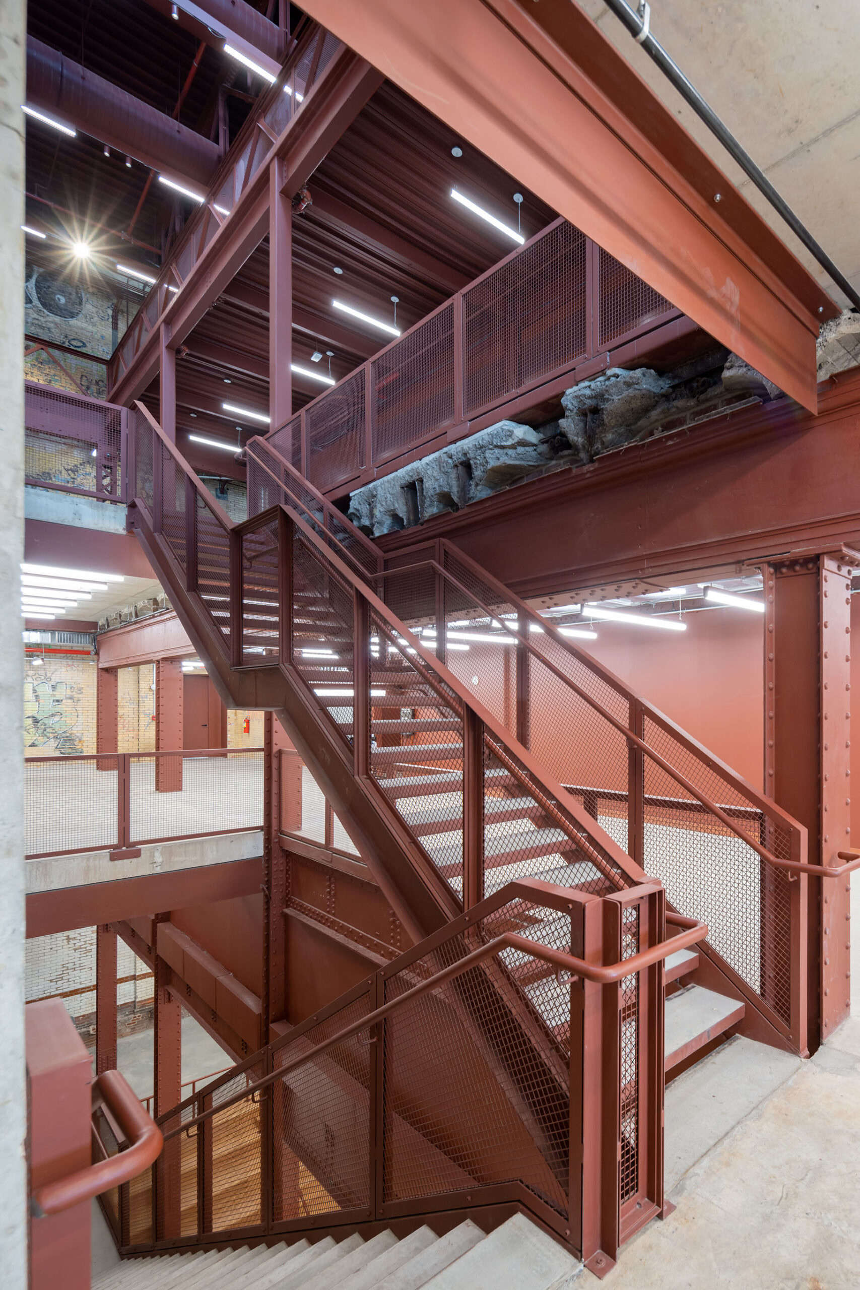 ヘルツォーク＆ド・ムーロンが廃発電所をアート施設に！廃墟となってい