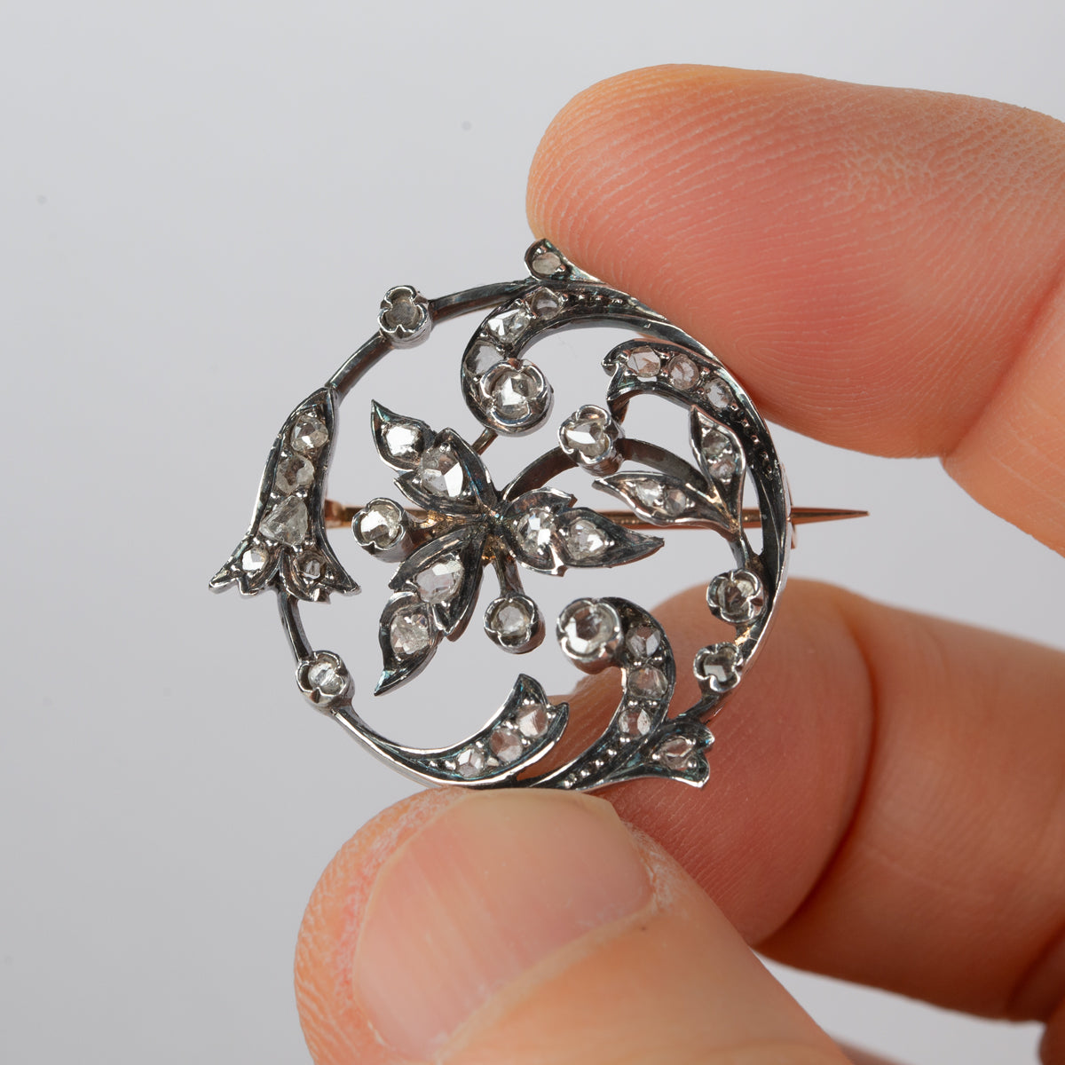 アンティーク ローズカットダイヤのボタニカルブローチ（ゴールド