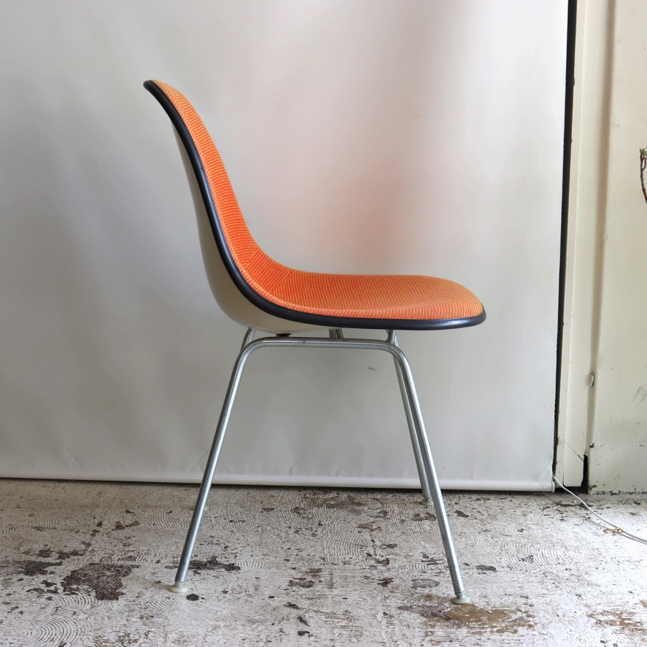 ハーマンミラー社製イームズ サイドシェルチェア(ジラードファブリック