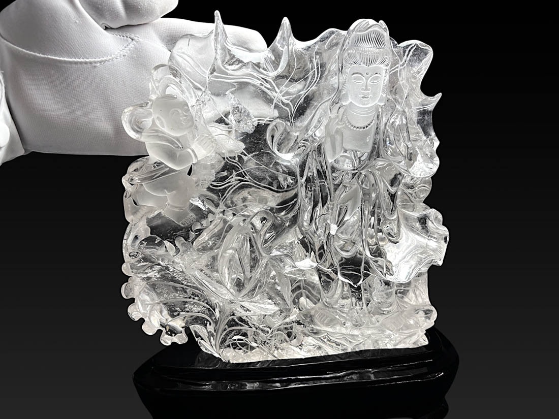 水晶 観音様 彫刻 (木製台座付き)