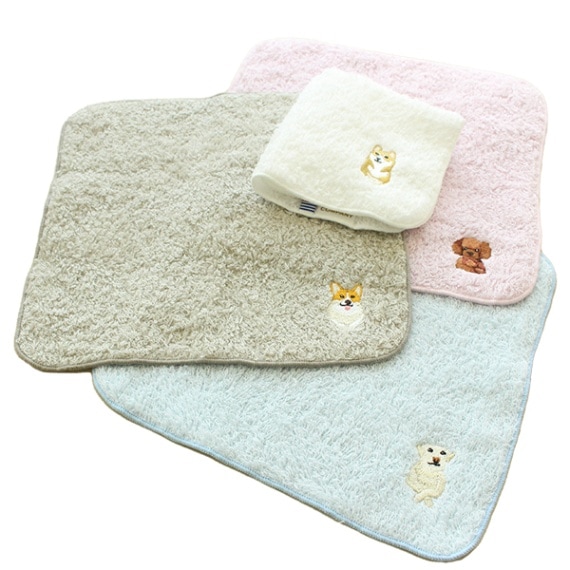 おすましした表情のワンコにキュン♪ふんわり編んだハンカチタオル