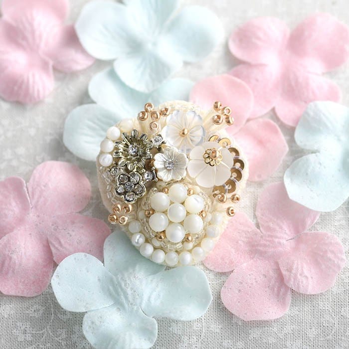 白い花のちいさなビーズ刺繍ブローチキット 【作家：サクラエンブロイ