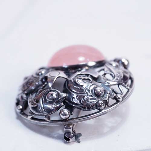 N.E.FROM（N.E フロム）ローズクォーツ 魚ブローチ