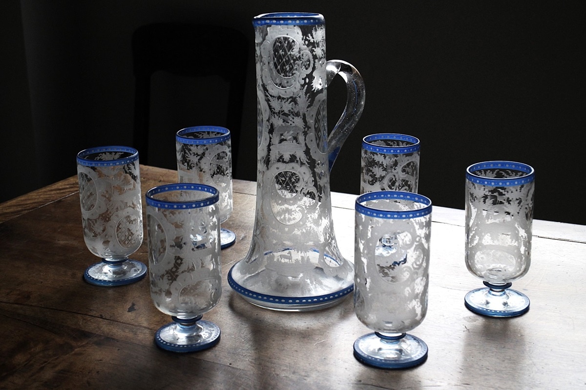 ボヘミアガラス 動物柄のエッチングが施されたカラフェとグラスの