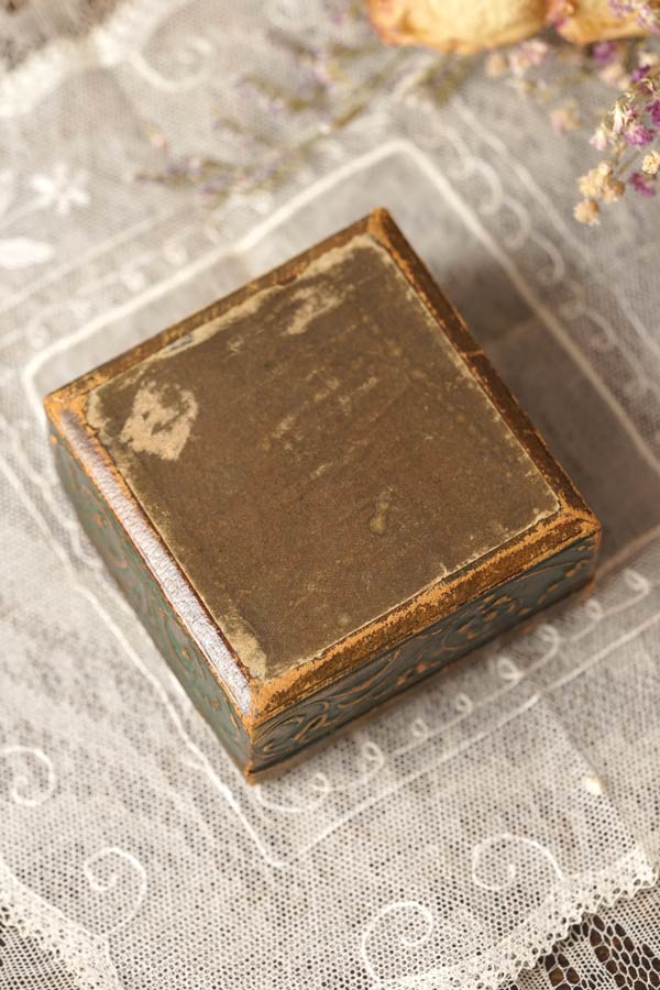 アンティーク革張りのレリーフのジュエリーボックス7.5×7.5×4cm gk-608