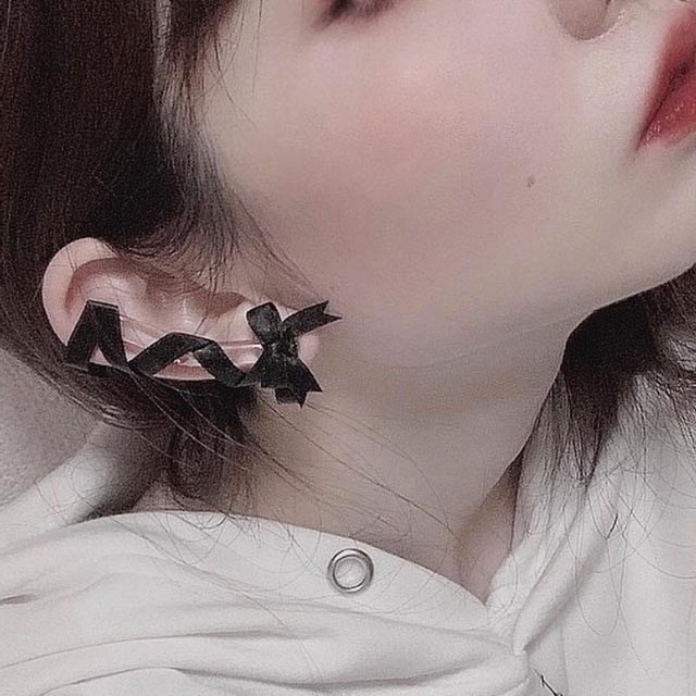 編み上げリボンのピアス【右耳/黒】/ kuro_kawaE (クロ カワイー