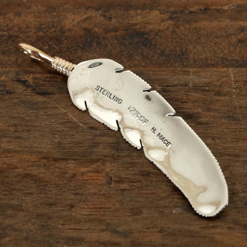 ハーヴィーメイス 12KGF フェザー ペンダント｜マライカ公式通販