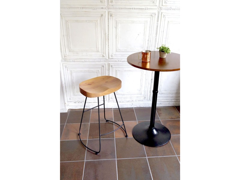 お尻にフィットする天然木座面のスツール｜インダストリアルインテリア