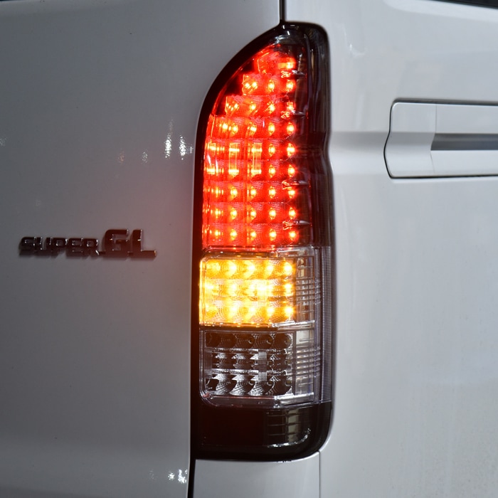 200系ハイエース 4型以降純正ルック LEDテールランプ クリア×レッド