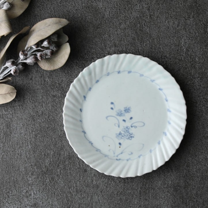 佐藤もも子｜染付草花文五寸捻輪花リム皿 | 趣佳[syuca.jp] オンライン