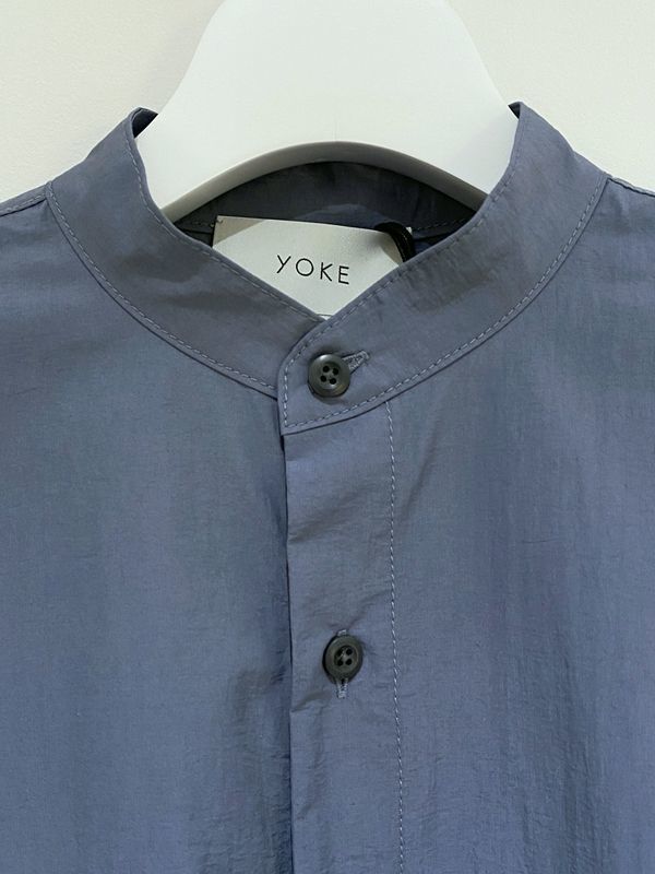 YOKE（ヨーク） バンドカラーロングシャツ ブルーグレー - margin