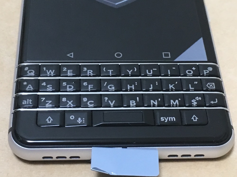 Blackberry KEYone(BBB100-6)をレビュー！物理キーボード搭載の