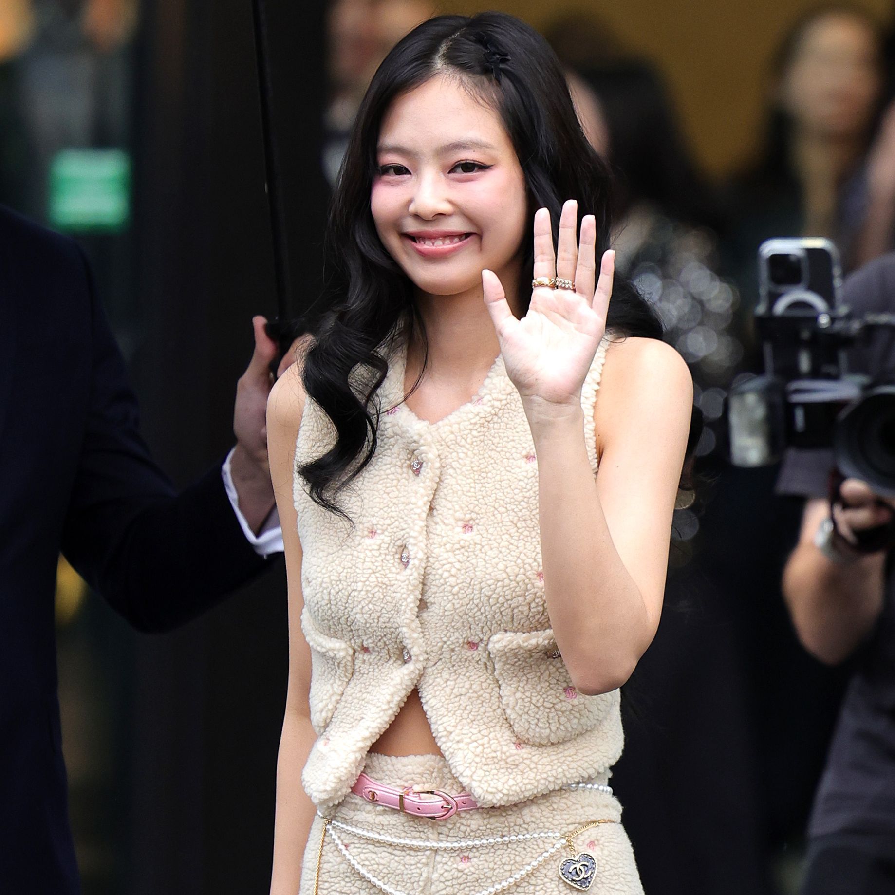 BLACKPINKのジェニー、マイクロショーツの可憐なスタイリングを披露