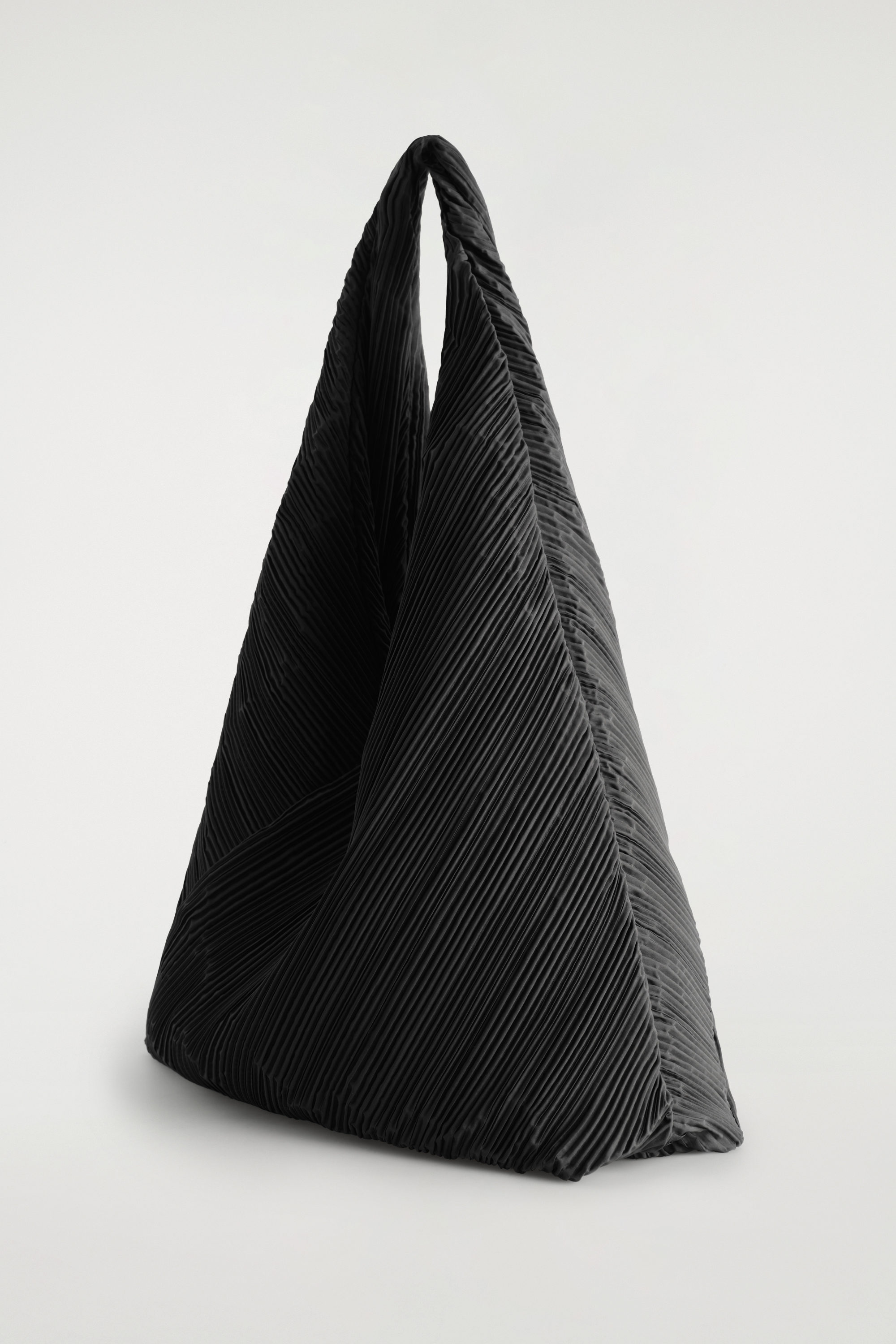 BORSA A SPALLA SCULTUREA IN TESSUTO PLISSÉ - NERO | COS