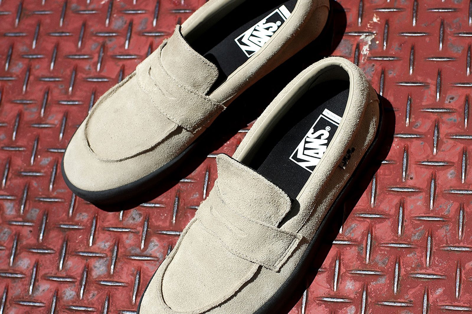 ヴァンズの「スケート ローファー」にスエード素材の新色が登場──GQ