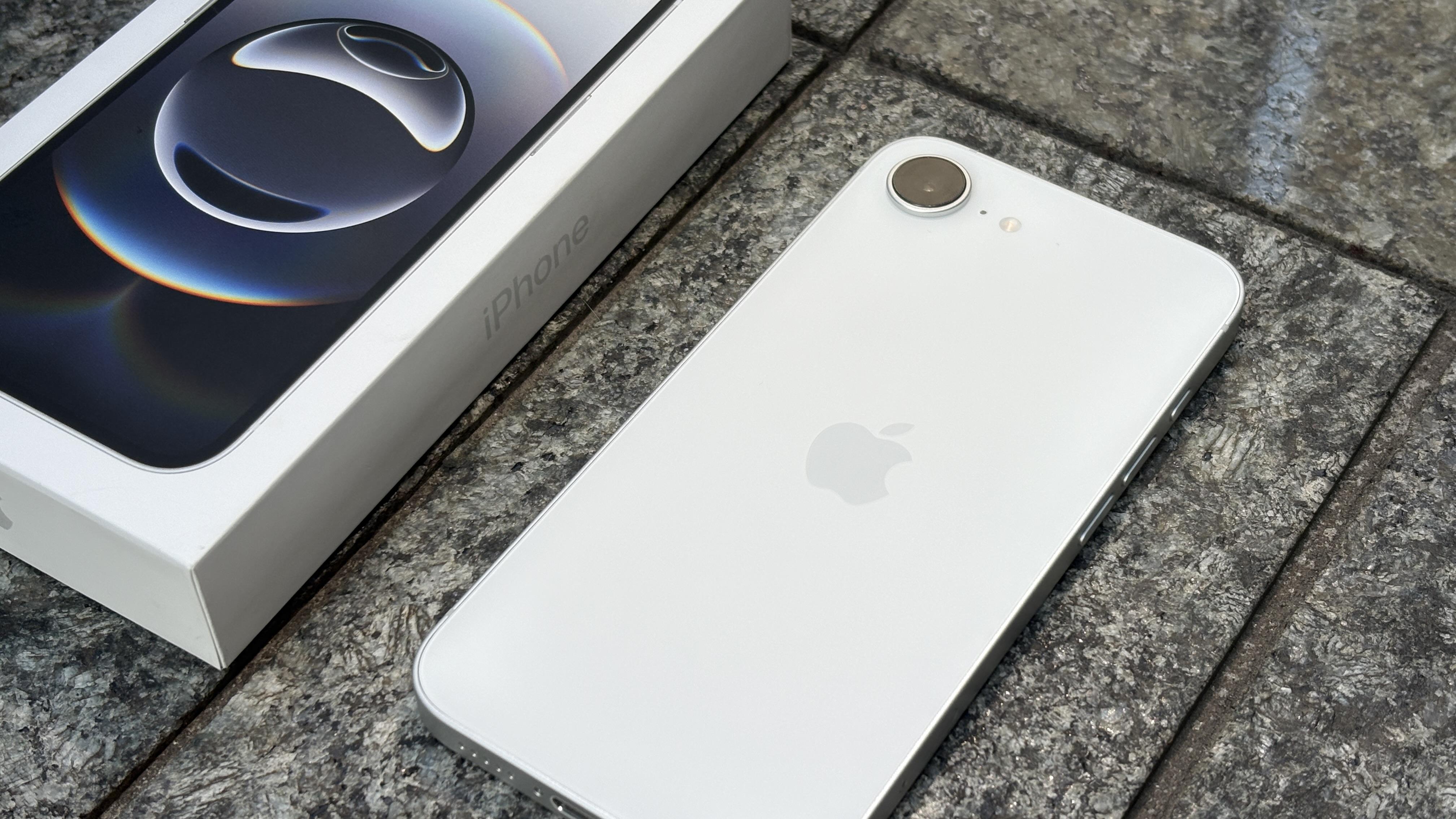 ついに明日発売！ 例の｢iPhone 16e｣一足先にさわってみた | ギズモード