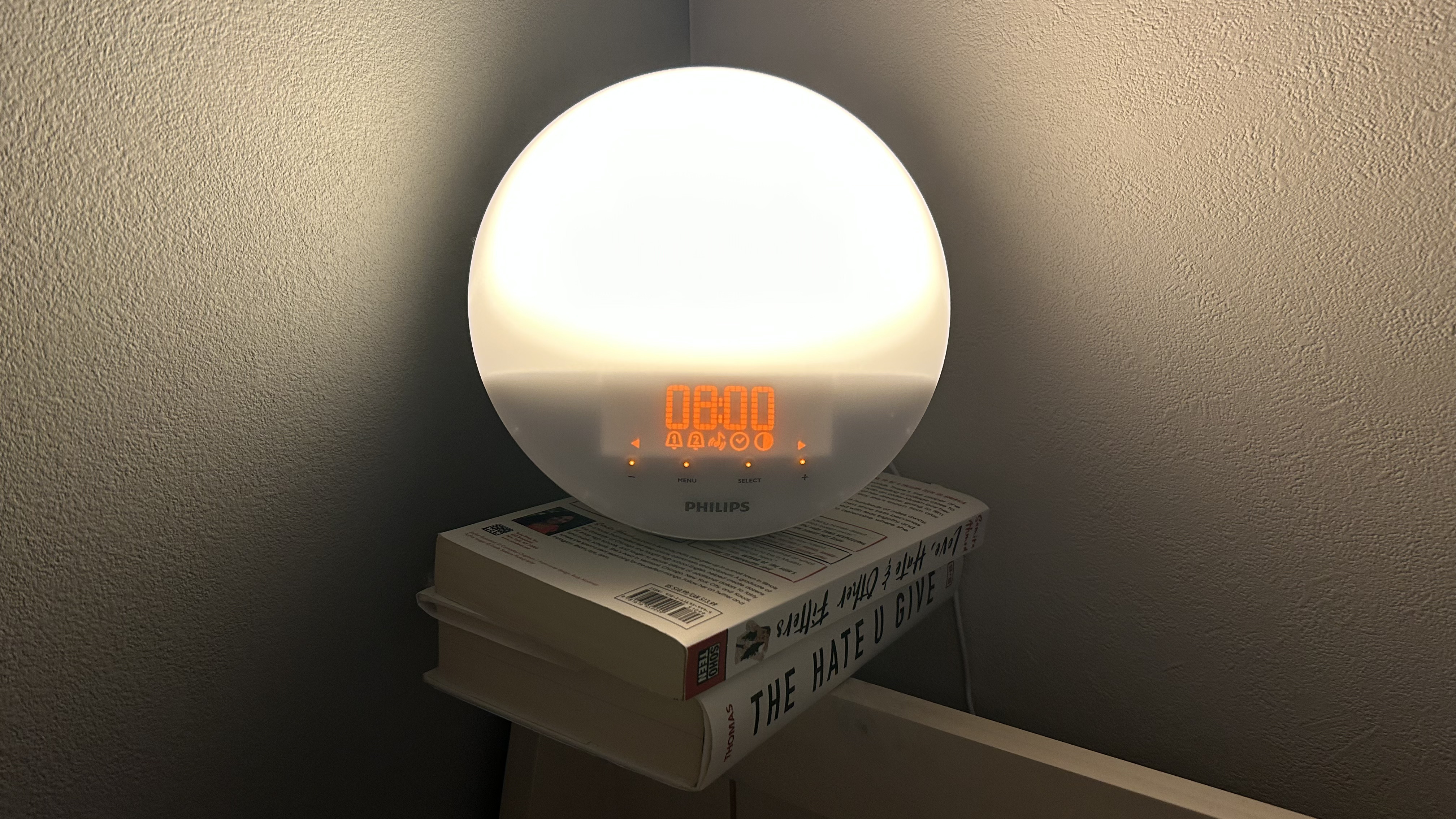 光る目覚まし時計に買い替えたら、朝がちょっと好きになりました