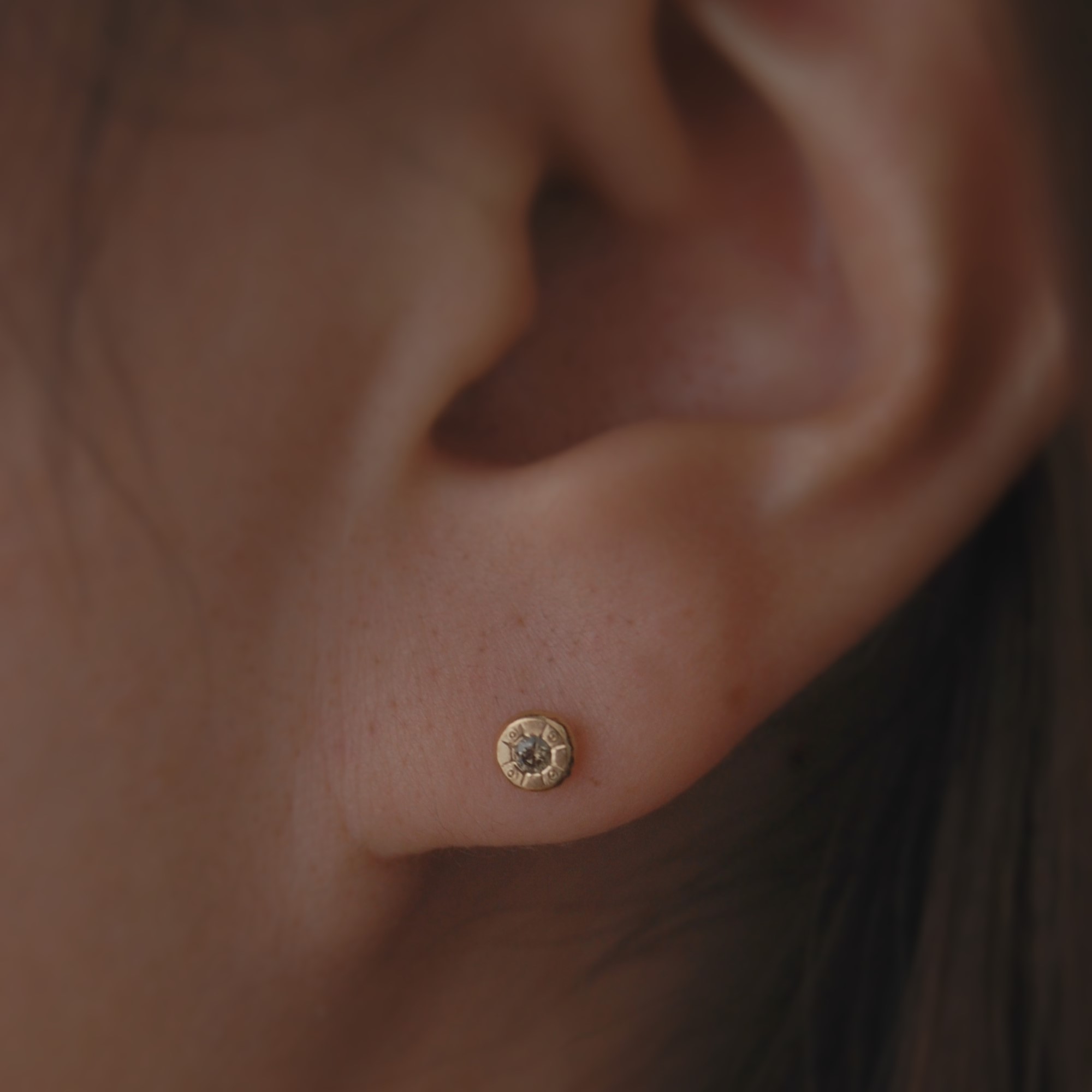 K18 ブラウンダイヤモンド ピアス 片耳用 - Megumi Nishikawa Jewelry
