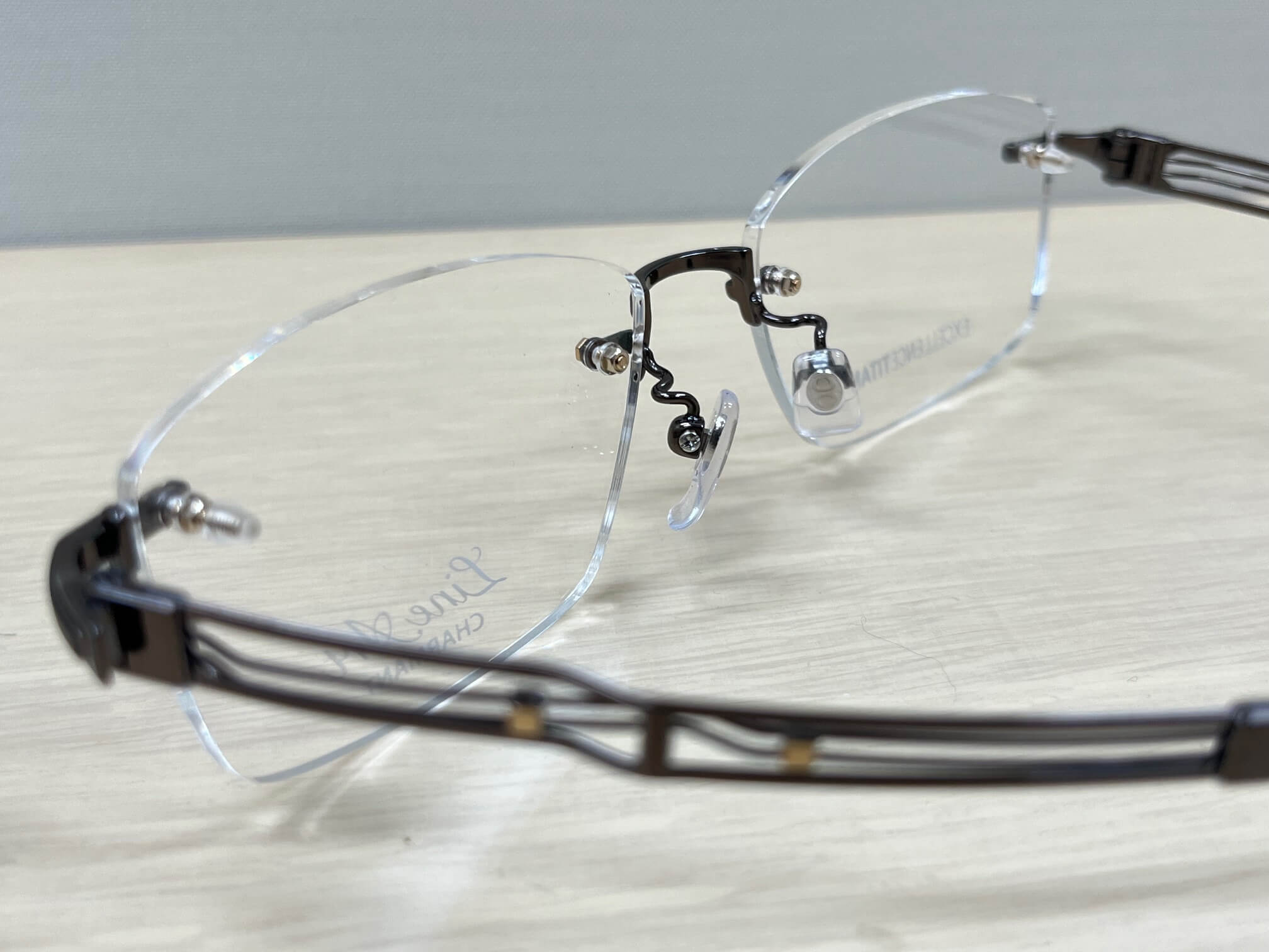 知的でクールなラインアートシャルマンXL1863ブラウン：軽さと快適さを