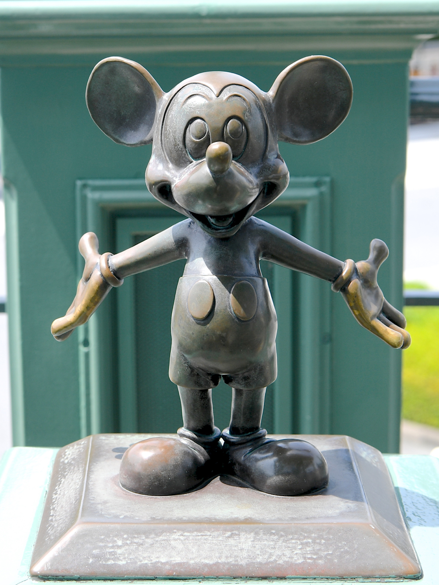 ミッキーたちがお出迎え！東京ディズニーランド｢ペデストリアンデッキ