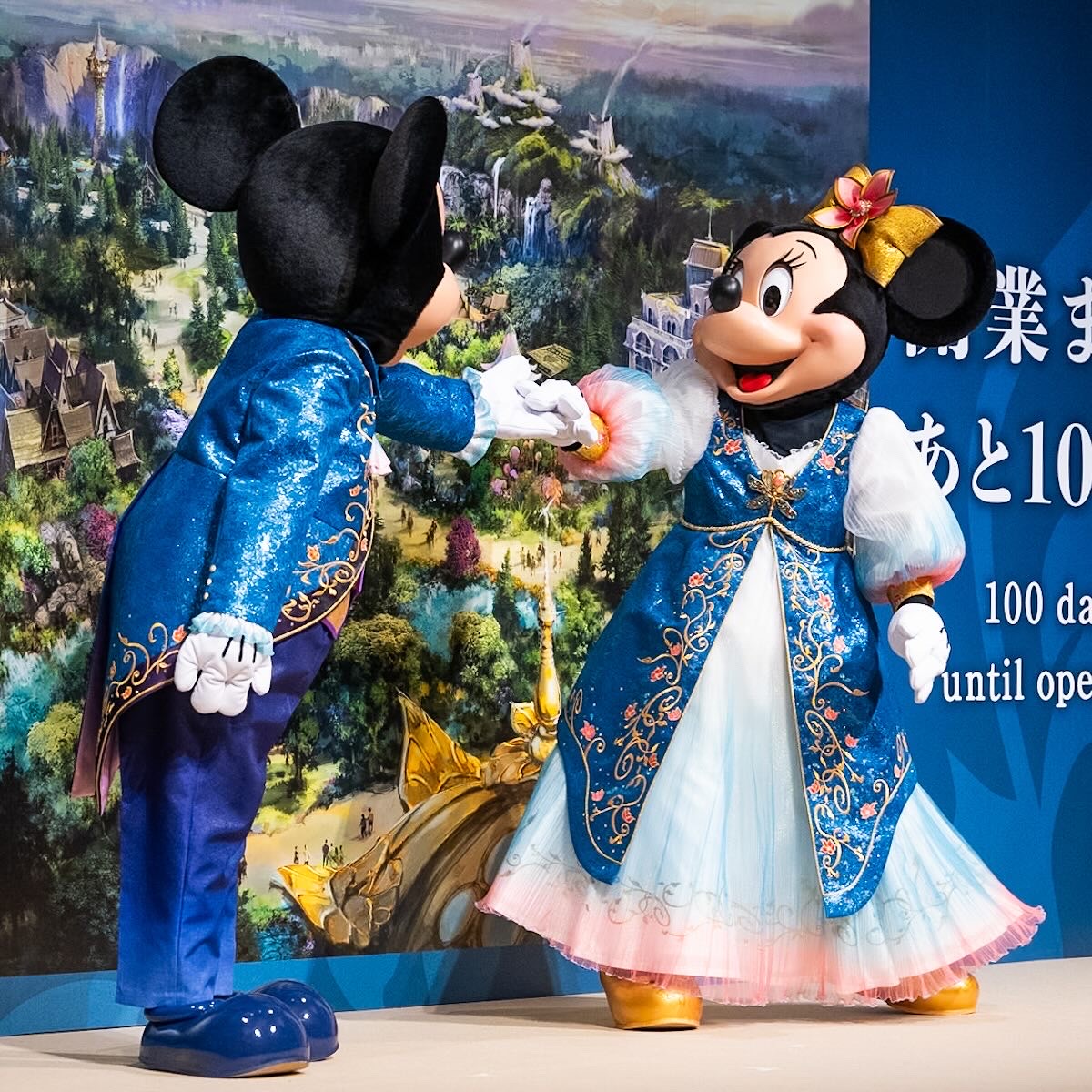 新コスチュームのミッキー、ミニー登場！東京ディズニーシー®8番目の新