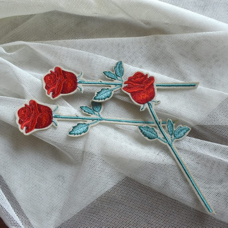 一輪挿しの花刺繍[レッドローズ_薔薇]ワッペン あっぷりけ仕上げ