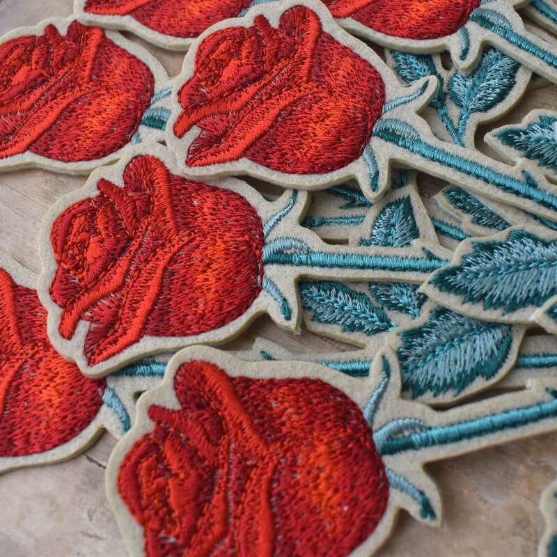 一輪挿しの花刺繍[レッドローズ_薔薇]ワッペン あっぷりけ仕上げ