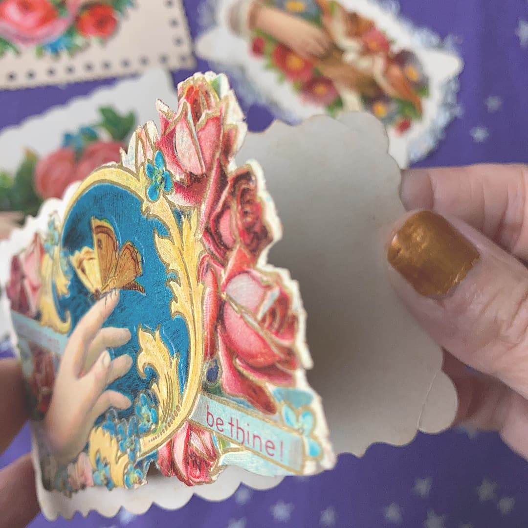 03F 指先に留まる蝶とリボンを持つ手と鳩のヴィクトリアンコーリング