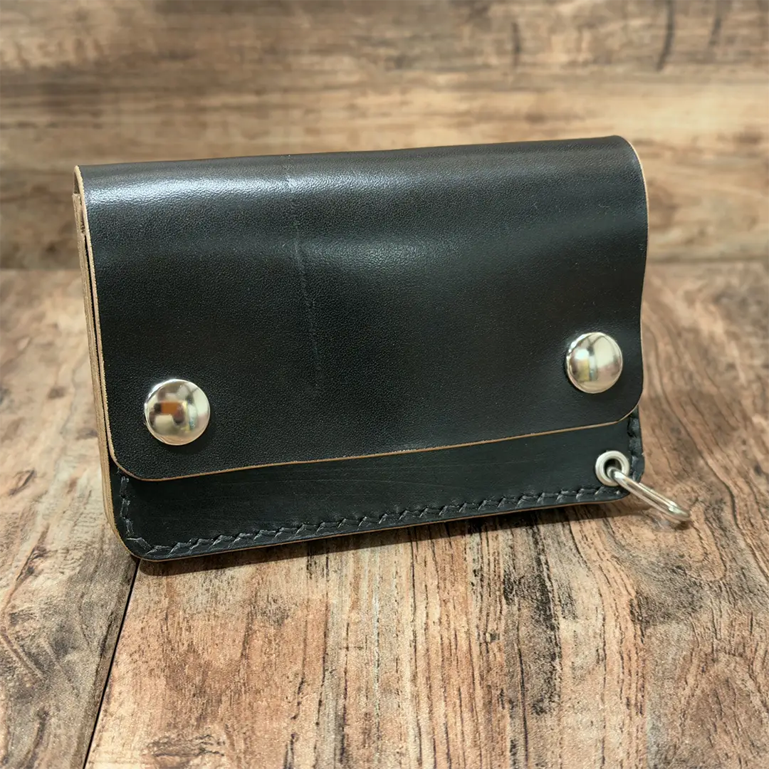 昭南本ヌメ 丘染めブラック茶芯 ショートトラッカーウォレット｜手染め