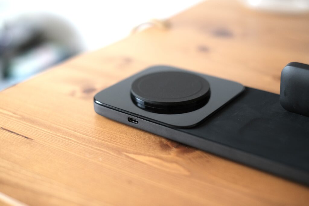 デザインが完璧すぎる充電パッド、NOMAD Base One Max - monotion