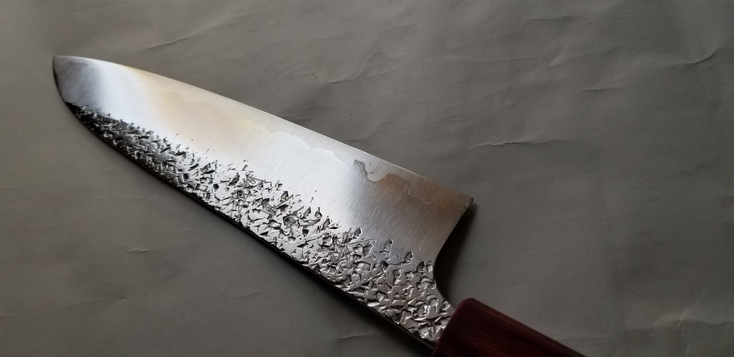 越前伝統工芸士「黒崎優」雫・牛刀210mm（粉末ハイス鋼・鎚目打・紫檀