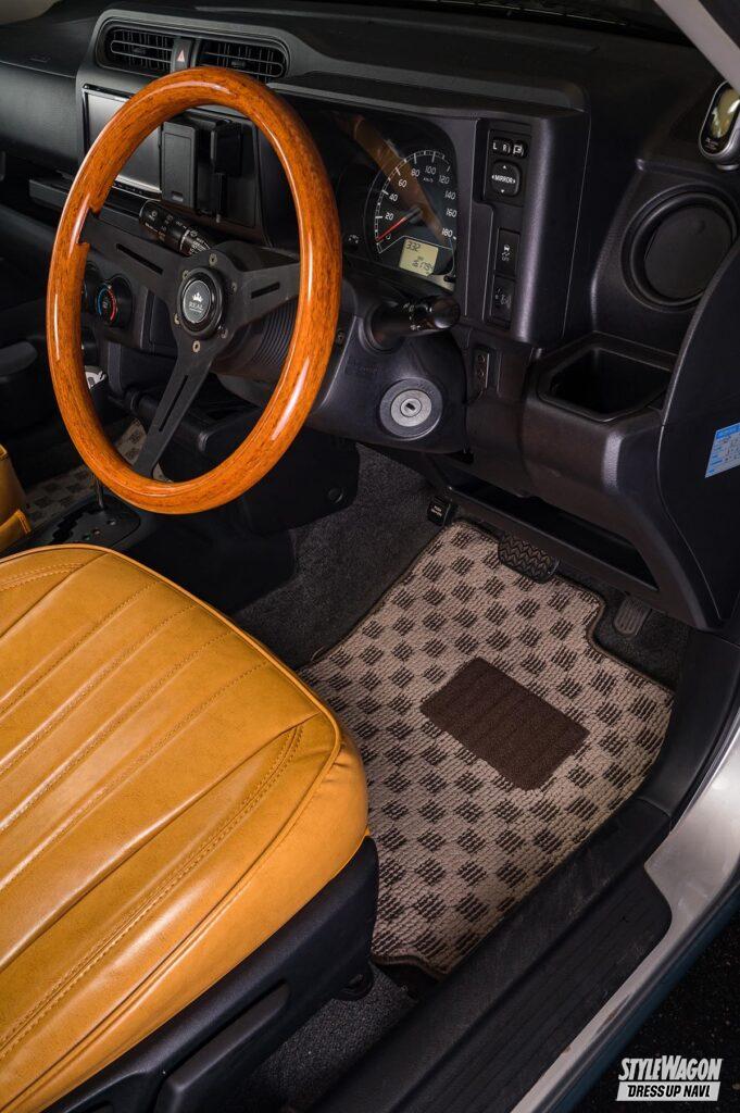 レトロなウッドステアリングが、アウトドア気分を盛り上げます