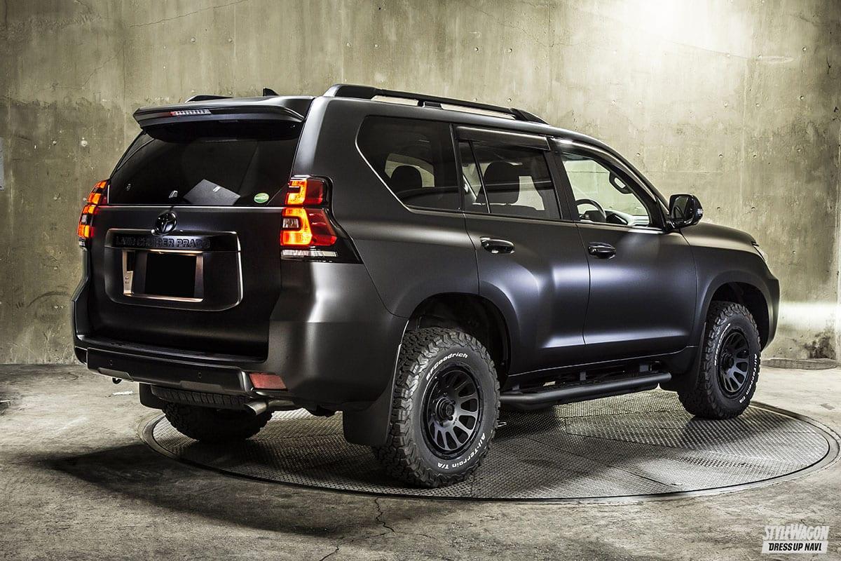 この「ランクルプラド」ボディもホイールもつや消し黒なのっ！ 迫力渋