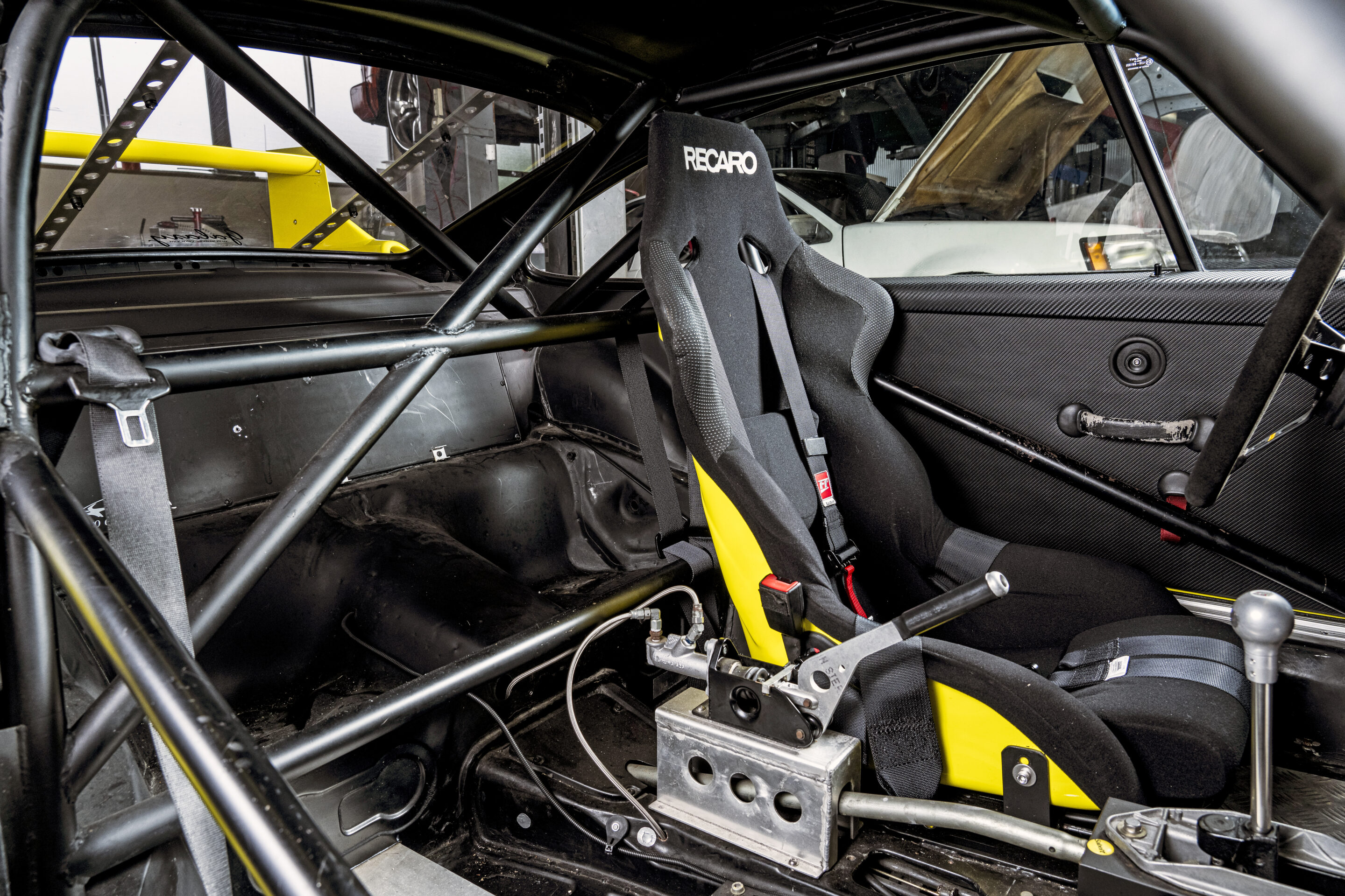 レトロな牙を最新技術で研ぎ澄ます！」電脳化されたポルシェ930ターボ