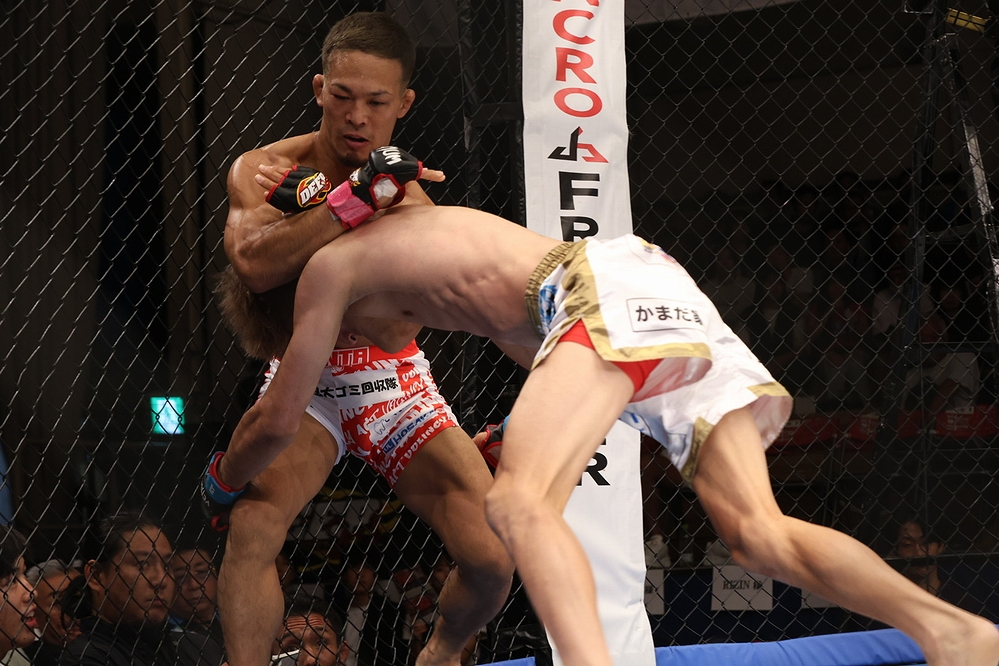 DEEP121】KENTA、フライ級で復帰の渡部修斗をニンジャチョークで絞め