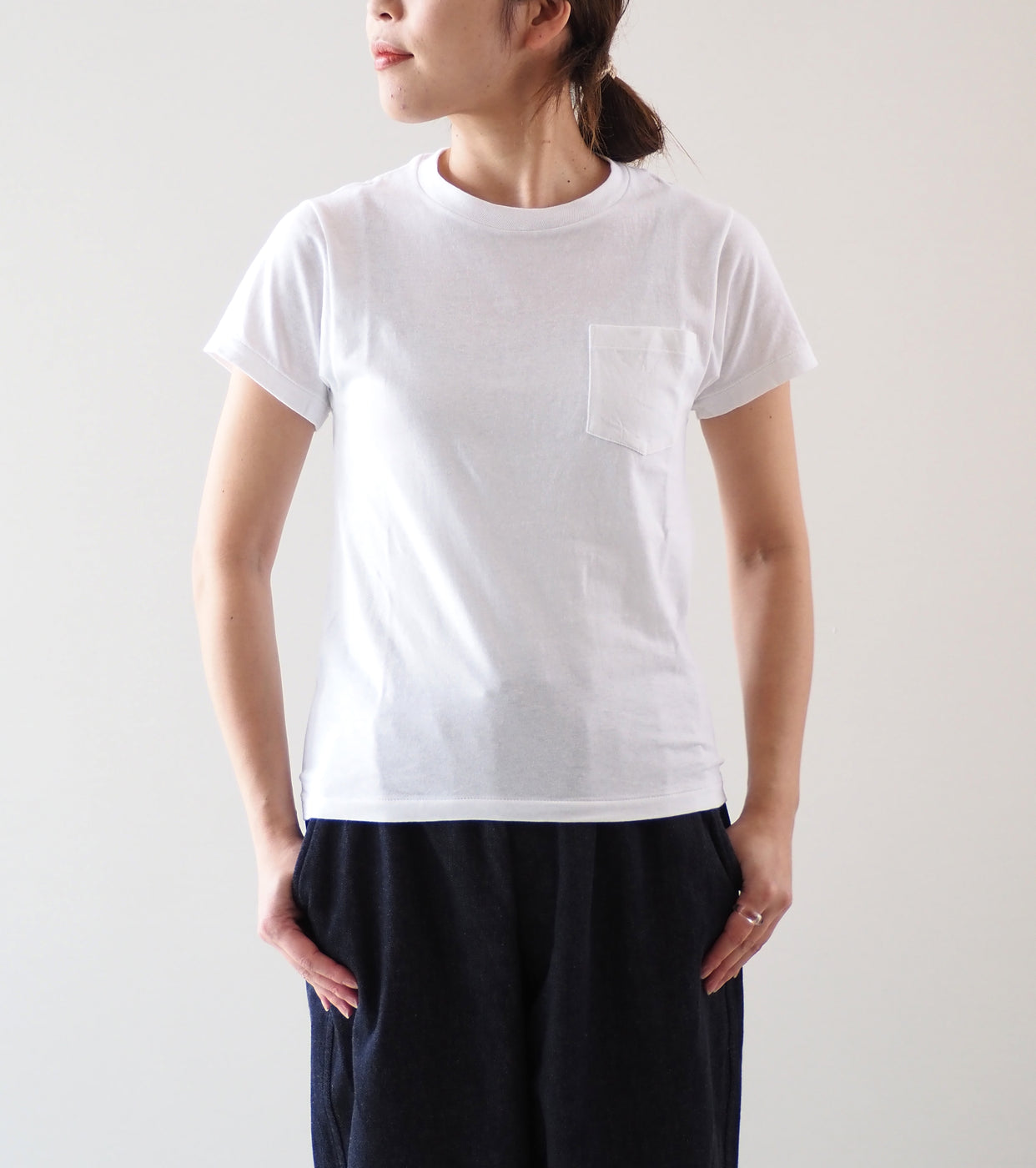 COMOLI ポケット Tシャツ [Women] , White – Navyblue