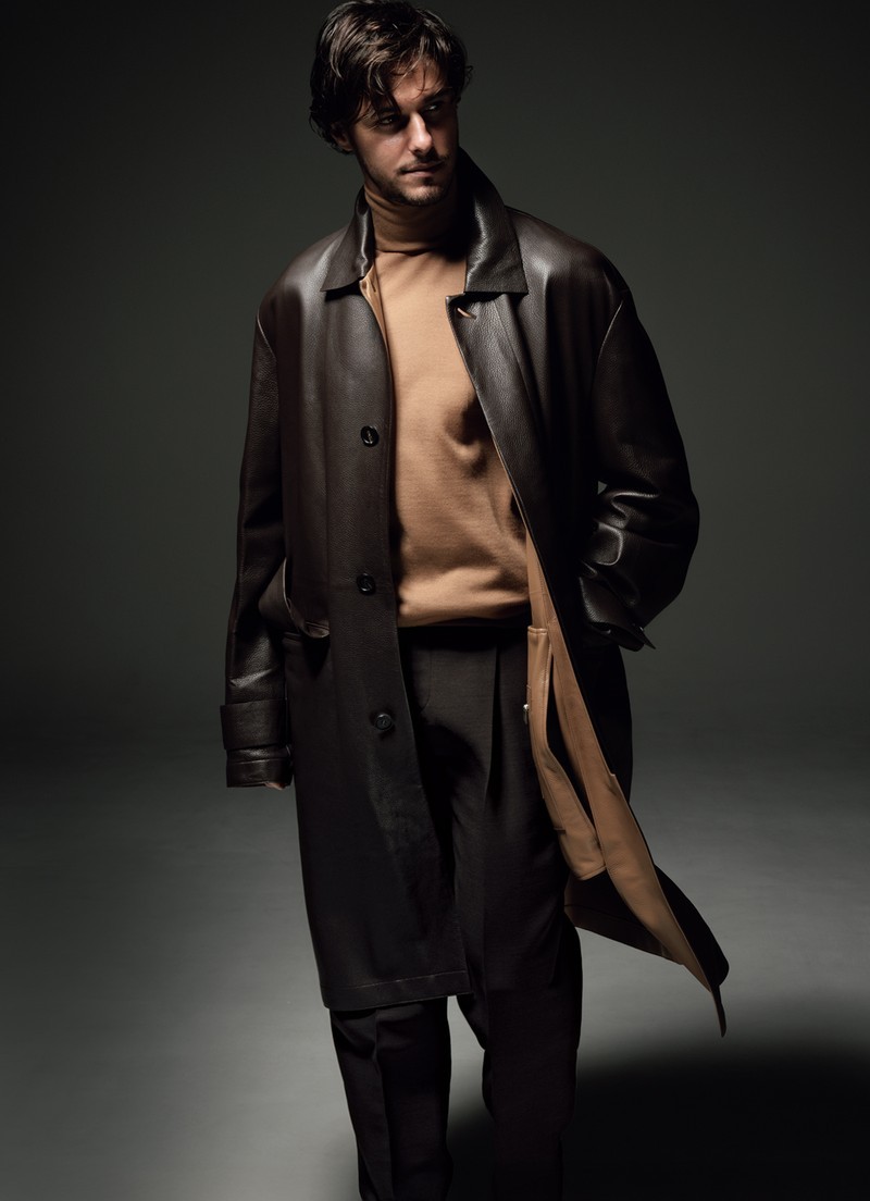 色気たっぷりな「レザーコート」で女性の好奇心に火をつけるって算段