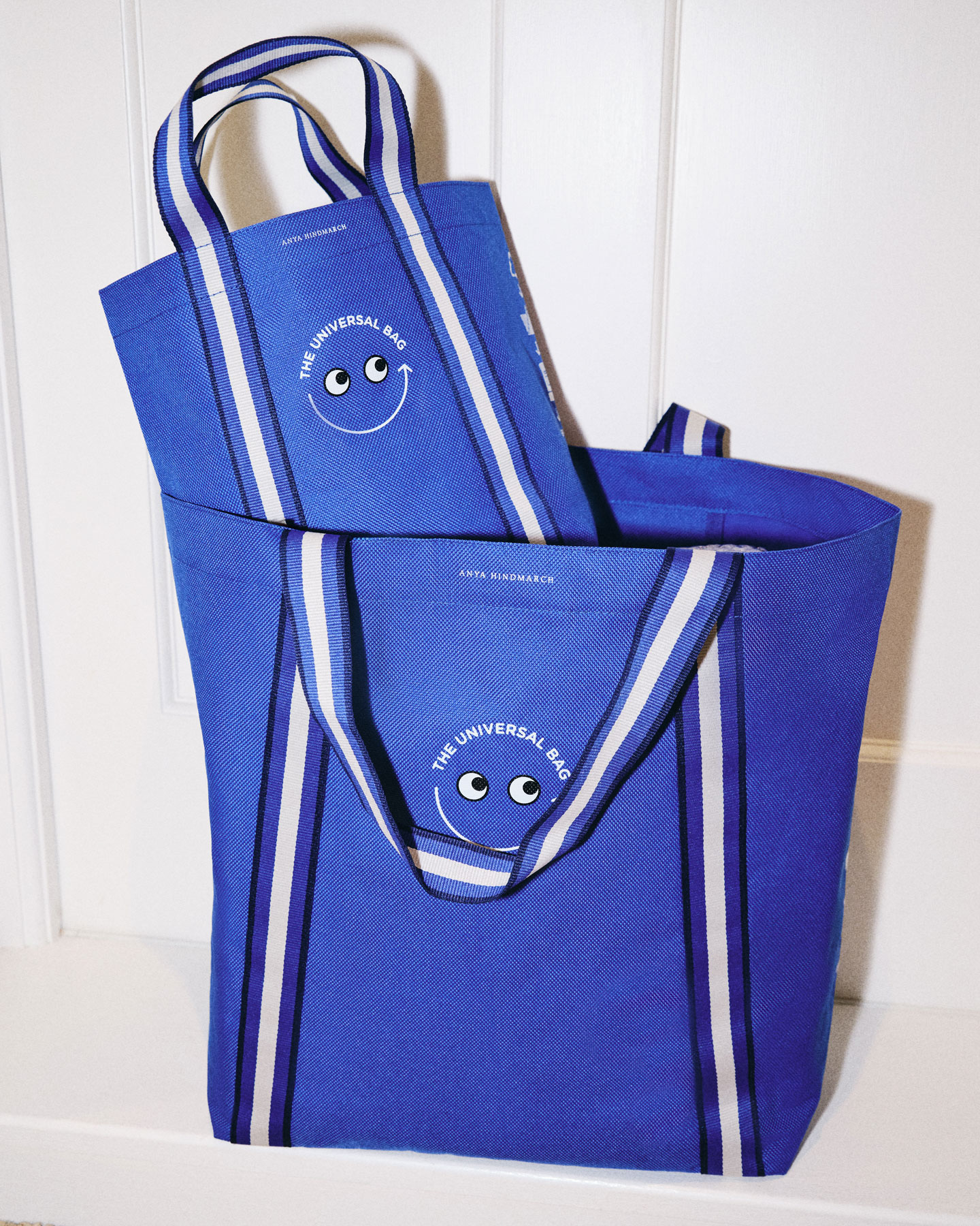 アニヤ ハインドマーチが「The Universal Bag」から新作2種を発売