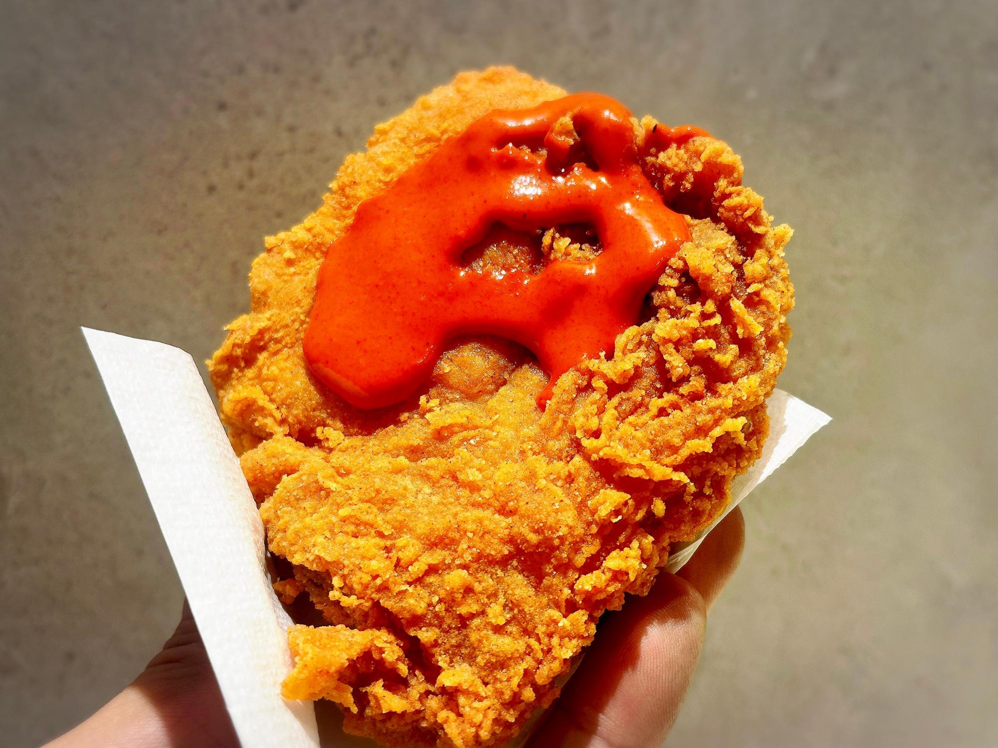 ケンタッキー】1月5日発売「レッドホットチキン」を”激辛ソース”で食べ