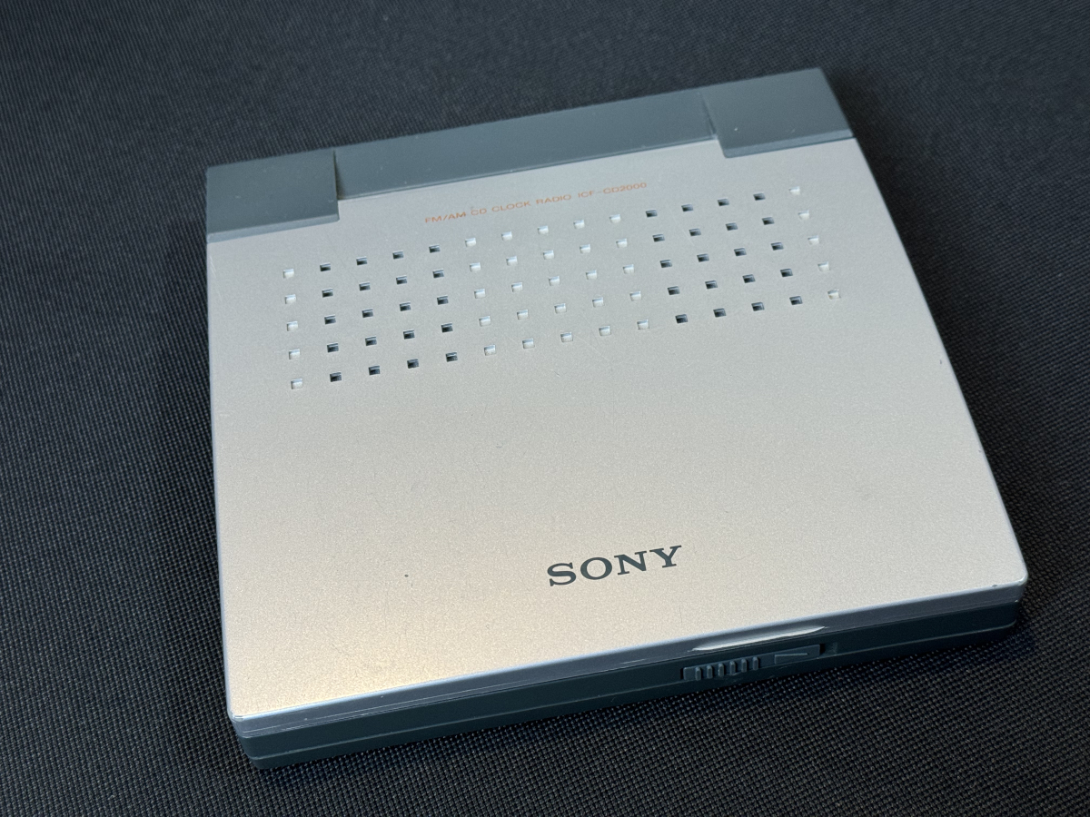 20年ぶりに引っ張り出したSONY『FM/AM CD CLOCK RADIO ICF-CD2000』は
