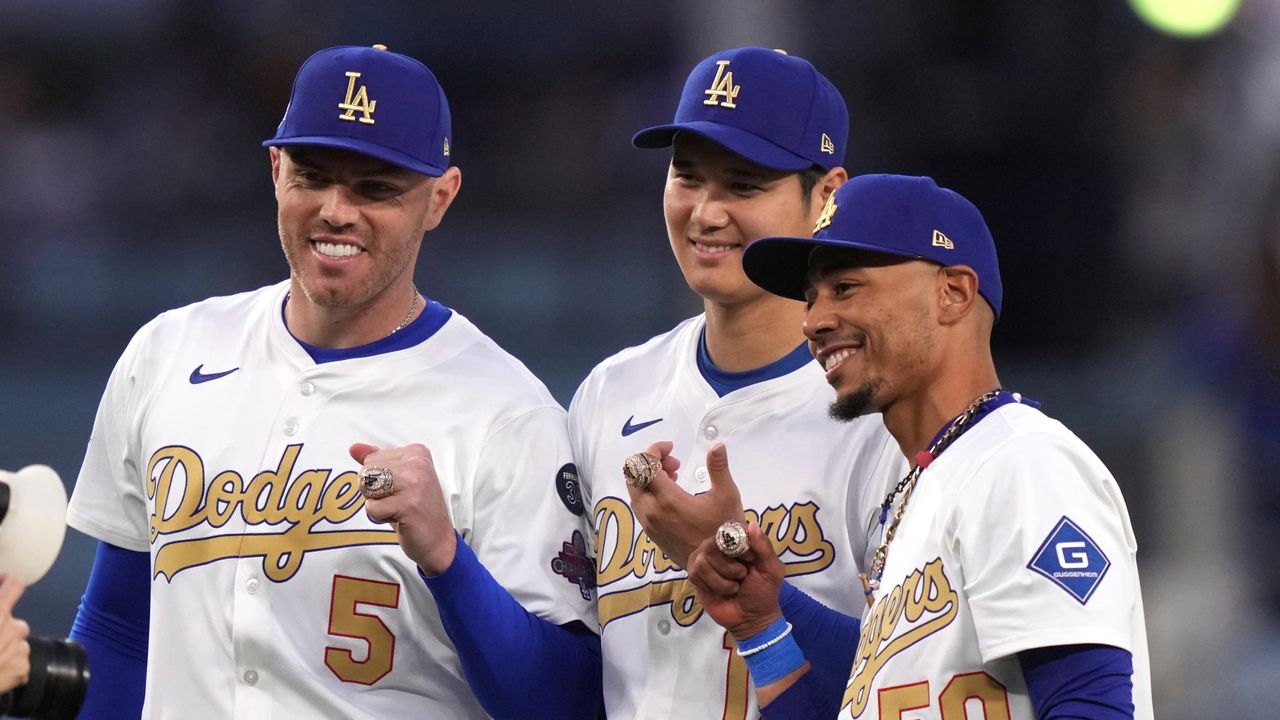 ドジャースが本拠地でチャンピオンリング授与式 大谷が左手の人さし指