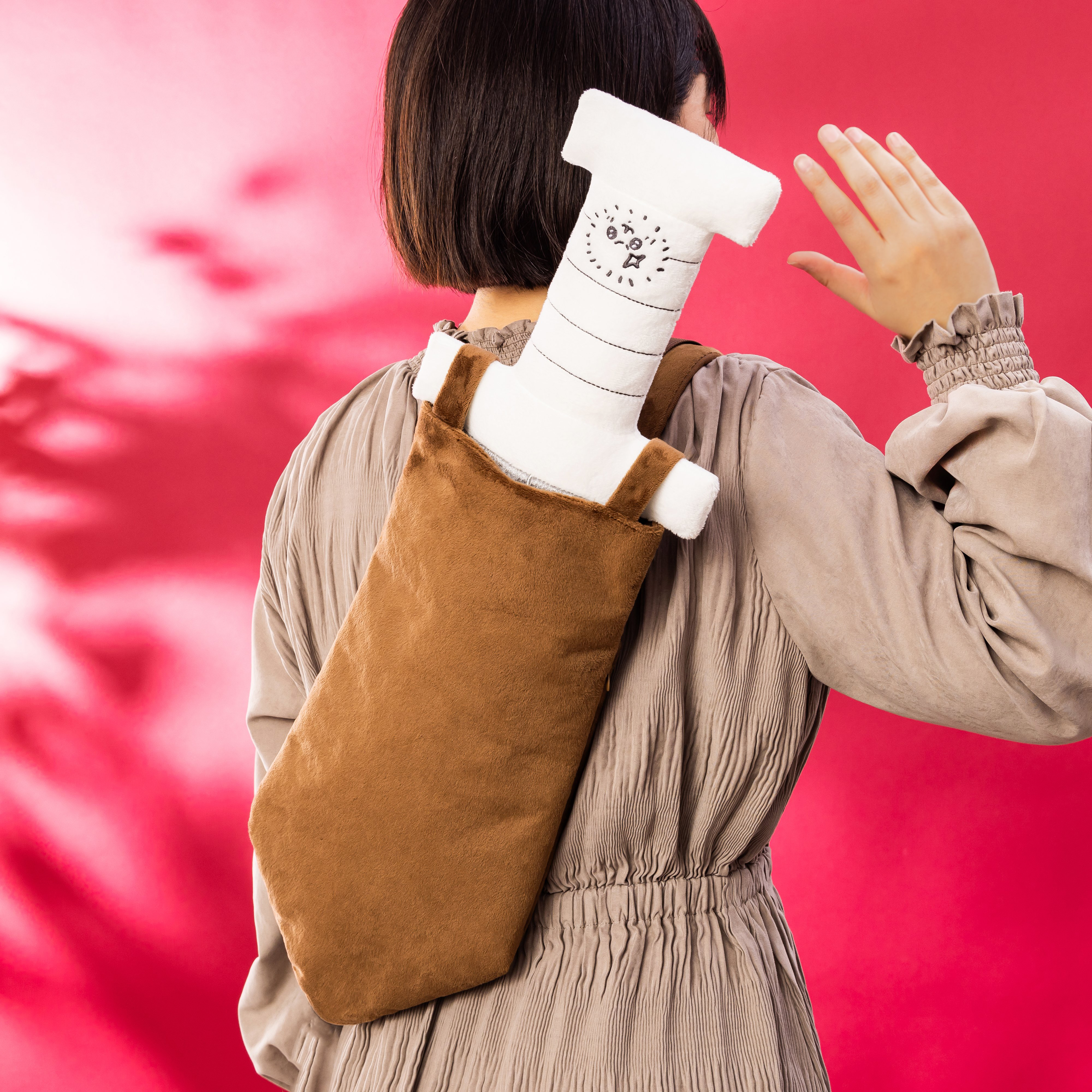 ちいかわパーク」にて2月6日より「ラッコの剣みたいなショルダーポーチ