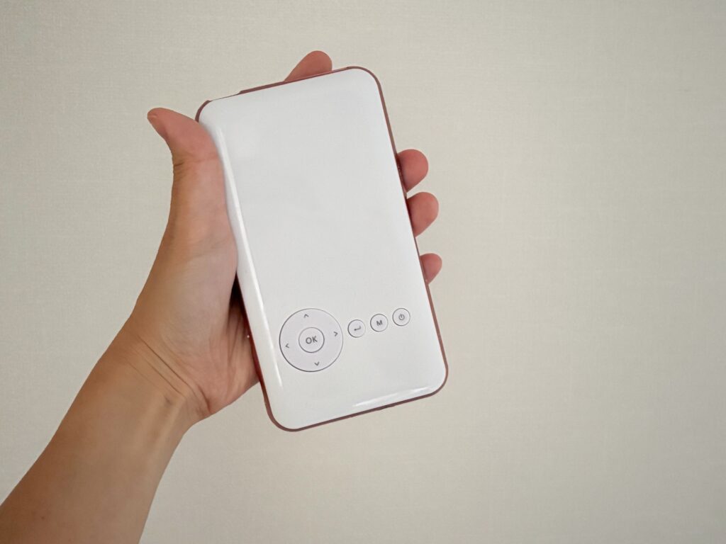 小さなスペースで叶うホームシアター | スマホ型プロジェクター