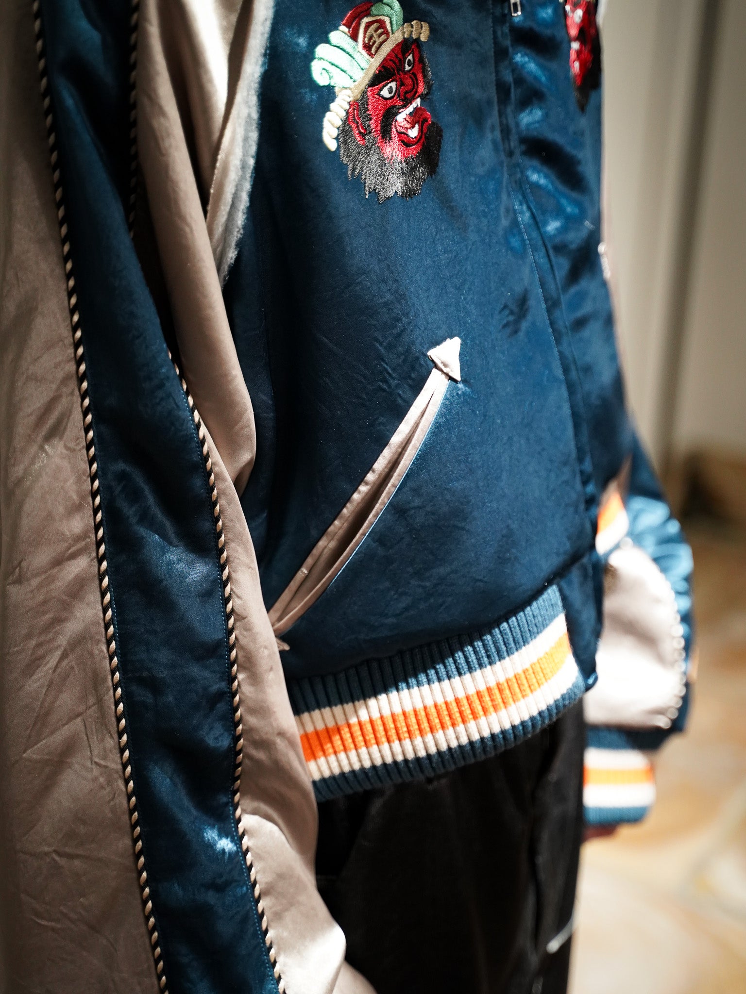 el conductorH CROPPED YAMA KING EMBROIDERED SOURVENIR JKT