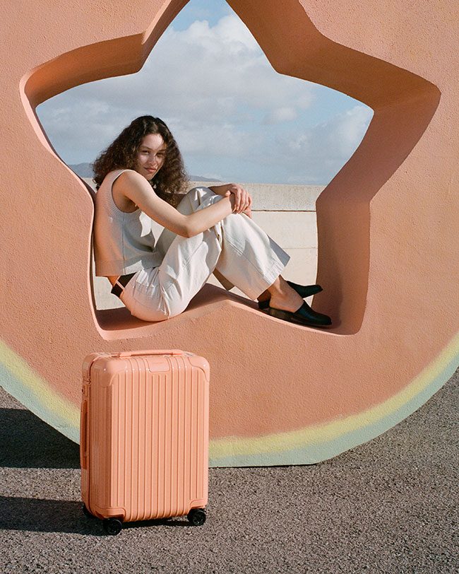 RIMOWA」から “MINT”と “PAPAYA” の新色スーツケースが登場！ | Numero