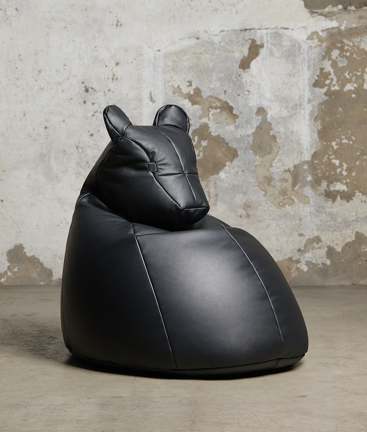 Bottega Veneta」ポップインイベント開催。ショー会場に登場した動物
