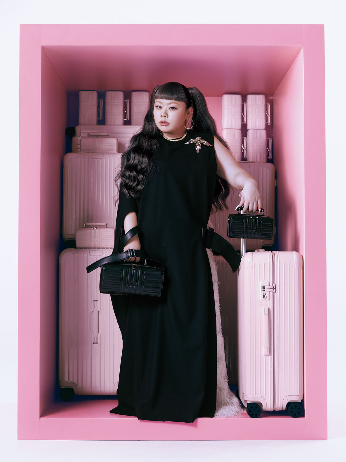 渡辺直美とリモワ。ピンクで描く新たな瞬間【グルーヴ コレクション