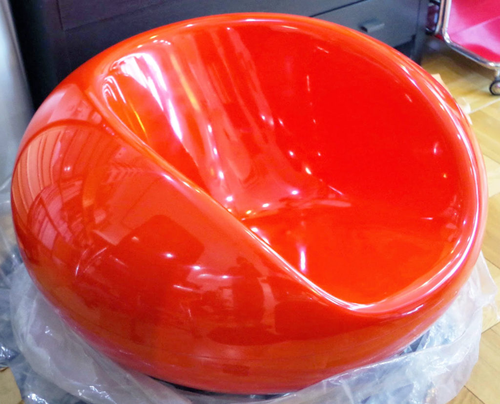 まさに錠剤のようなエーロ・アールニオの「パスティルチェア」とは