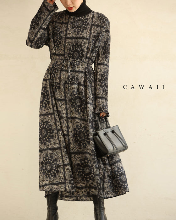 上品なバンダナ柄プリントミディアムワンピース（紐ベルト付き） – ONE