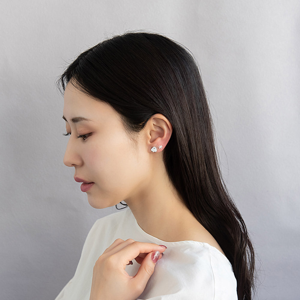 樹脂ピアス ニッケルフリー シマエナガ 鳥 小枝 雪の結晶 ストーン